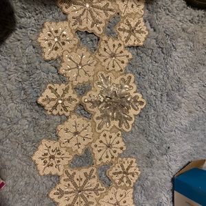 St.Nicolas Square table runner